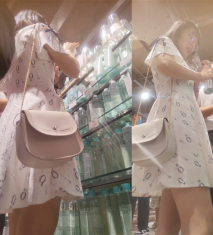 商場一路跟蹤抄底購買爽膚水的連衣裙眼鏡美女哦槽,看到她的無毛小嫩鮑了