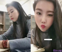 【少婦小雅婷】，練瑜伽的極品御姐 上班辦公室玩露出發浪，尋求刺激到商場去偷拍買胸罩！