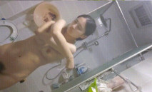 【貴在真實，洗澡偷拍】多次偷拍老婆跟大奶子丈母娘洗澡