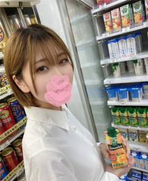 欺騙皮膚白皙苗條的咖啡店招牌美女玩多人，連續十次中出遊戲。