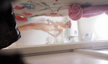 浴室偷窺腰上系紅繩紋玫瑰美模，堅挺紅乳頭誘人玉體真想撲上去