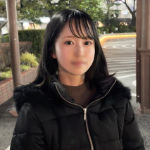 【初撮】原寫真模特美女，藉著拍攝的機會，我們得以欣賞她令人驚豔的身材。她一邊搖晃著傲人的D罩杯，一邊細緻地展示著自己粉嫩的私處。