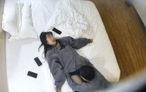 【小情侶激情愛愛】，賓館上帝視角真實偸拍，學生情侶泄欲，真是10個眼鏡9個騷，自帶情趣黑絲來求肏