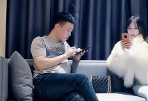 高質量牛仔褲性感修身小姐姐 說她是練舞蹈的 美腿美臀一字馬大力叉開逼穴誘惑啪啪猛力吸吮衝刺操穴