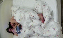 情趣酒店 膚白貌美的黑長直眼鏡妹妹 酥胸上還紋了個心 撩得男人晚上先幹兩炮 早上睡醒再打一炮