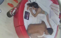 最新上線情趣台 入住率高 進來必有說法 看這兩人在大圓床上玩這麼開心 大家就可以期待一下