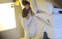 酒店偷拍大奶子清純漂亮的學生妹和排骨男友開房，太敏感了，被操亂錘枕頭大聲哀嚎，張大嘴巴 肯定很爽