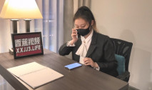出差人妻給同事爆操3P 被老公打電話查崗 性感尤物『喵十四』感受兩個大雞吧前後同時抽送 想叫又怕被老公聽出來