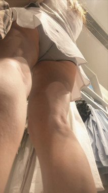 精品無內抄底-極品美女逛街更衣後內褲居然不見了HD