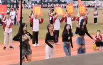 高校吃瓜-河北滄州職業學院女生校運會開幕舞蹈表演 兩個奶子甩出來 觀眾大飽眼福
