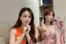 女神放飛自我，100%心動感覺，【anna102】，攜手閨蜜，互相撫摸幫忙自慰，這超有感染力的笑容，大哥們要瘋狂了~！擼管佳作