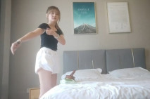 探花山雞哥酒店約炮 貌似剛整完胸的拜金女胸大很軟摸著像水球各種姿勢把逼漏出來展現給大家看