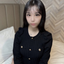 變態大叔！【無】【潮吹・中出】穿著騷內褲，操著可愛博多腔的美女。她是個敏感的少女，即使當自慰器用，也會一次次高潮，最後是大量的中出。