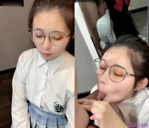 俏皮蘿莉眼鏡妹，外表看著這麼純情，手拿雞巴舌頭舔就知道不簡單！