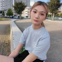 因為缺錢又聯系我的苗條腹肌美楓。她依然天真爛漫，但對我的猛烈抽插反應卻異常敏感。我把熱精液射進了她緊緻、光潔的陰戶。