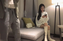 約炮女神級白衣小姐姐，高筒鞋白嫩大長腿架在腰上配合抽送啪啪親吻享受真爽啊