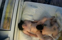 【酒店偷拍】一對胖女同開房玩，69姿勢又舔又扣，模仿操逼用手扣，騎乘位弄，一直呻吟還挺爽