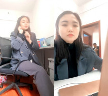 高端女白領你是真雞巴騷，全程露臉辦公桌前漏出騷奶子揉捏，逼逼裡塞著跳蛋，跑到廁所掰著逼逼尿尿自慰舔淫水