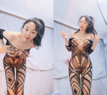 氣質輕熟女大姐姐露臉大秀激情，絲襪情趣裝扮誘惑，互動狼友發騷，揉奶玩逼各種展示，淫聲蕩語精彩不斷刺激