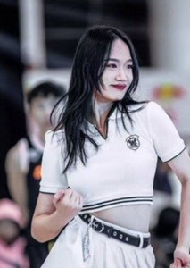 啦啦隊員 跨年夜騙男友回家後偷約炮友