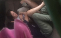 小哥把良家白嫩少婦按在自家的沙發上真實強上 女主連打帶喊反抗寧死不從最後還是被強行無套插入