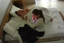 酒店公寓 長髮及腰 身嬌腿長的小美女 除了有點貧乳 其它都在線 退房前被男人一場晨運操翻並內射