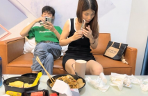 【瘦猴先生探花】，泡良佳作，美甲小姐姐，美腿修長，逼逼被幹得冒出白漿，投入陶醉不可自拔