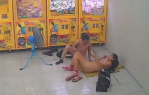 嘉義娃娃機店驚見活春宮！男女「脫光交纏」　