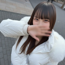 漂亮18歲女大學生遇到了一些問題，情緒低落，於是我們帶她去了酒店，還拍了視頻，還射在她裡面。