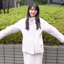 首次拍攝 21歲美乳女孩 因遙控震動器遊戲而感到尷尬。她濕透而敏感的陰部一次又一次地達到高潮！