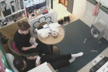 黑客破解監控攝像頭偷拍 貌似漫畫工作室老闆和女員工對著監控視頻啪啪 老闆吃藥了吧幹了幾次