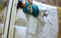 帶極品小女友開房，女友口活很棒，埋頭一頓舔，扒開多毛騷逼好騷，雙腿肩上扛，一頓輸出爆操