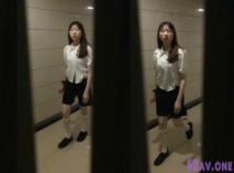 最新寫字樓偷拍短褲長筒襪美眉噓噓，拍她臉時用異樣的眼光看我