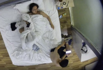 最新流出酒店高清偷拍 學生情侶一邊玩電腦一邊做愛戴眼鏡的女主真的很美