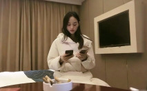 對漂亮御姐真是欲罷不能，白色羽絨服溫柔軟軟氣質，看了就想侵犯，脫光光苗條身材享受吸吮猛插