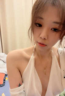 小龜龜在哪-小渣女，這裝扮粉死人，實在是誘惑，跳蛋塞進逼裡開最大震動，騷哦！