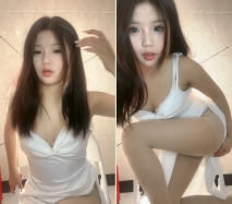 00後呆萌嫩妹妹！洗完澡道具自慰！全裸揉搓小穴，椅子上假屌騎坐，低低呻吟好聽