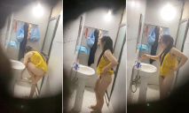 冒死爬窗偷窺白白嫩嫩的小嫂子洗澡