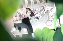 主題賓館真實偷拍小情侶開房做愛，反差眼鏡妹欲拒還迎玩調情，強行扒光一頓猛烈輸出