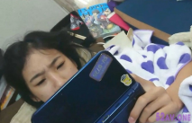 趁小女友玩手機時間！偷玩了下陰蒂.反被罵臭流氓