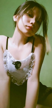 性感美女把自己的白醬吃掉