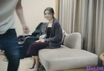 凌晨五點約個極品大奶小姐姐，摳穴啪啪大力抽插呻吟