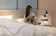 純純白衣小姐姐寬松裝扮坐在床上，筆直大長腿挺翹屁股看的口乾舌燥享受妹子添吸揉捏盡情大力撞擊狠狠操穴