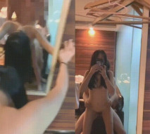 對著鏡子後入爆插學妹