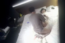 天眼偷拍 戴眼鏡的女人真的加分 本來也漂亮 男人直接被子一掀 拉下褲子就插進去了 美女反抗無效