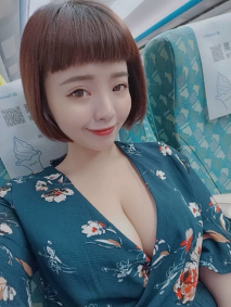 高鐵正妹終於露出傲人雙球