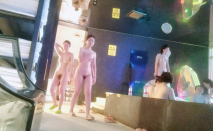 3月最新流出 重磅稀缺大神高價雇人潛入國內洗浴會所偷拍第18期 幾個逼毛修得很漂亮的美女