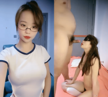 超級騷極品眼鏡御姐！白絲美腿扭動細腰！抓著大屌吸吮，騎乘位深插，操的不盡興假屌自慰