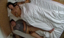 情趣酒店 小美女身材非常勻稱 豐胸乾凈飽滿 小小的奶頭和乳暈甚是喜人 陰阜厚實陰毛整齊 極品