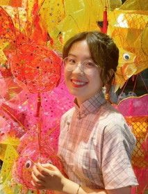 女孩：我不知道，但是你叫我過來我就屁顛屁顛跑過來了，能不能不要拍照啊 男：是不是老想我了，我沒有拍